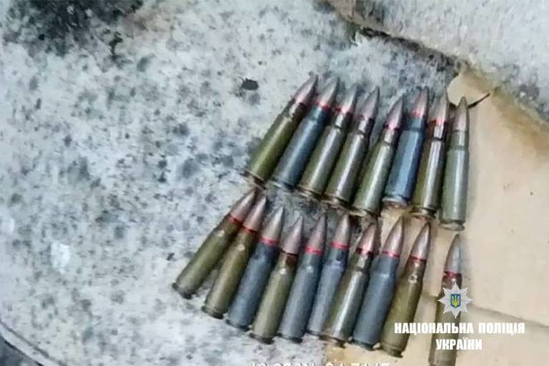 У зловмисника, котрий побив неповнолітніх на Франківщині, виявили нелегальні боєприпаси (ФОТО)
