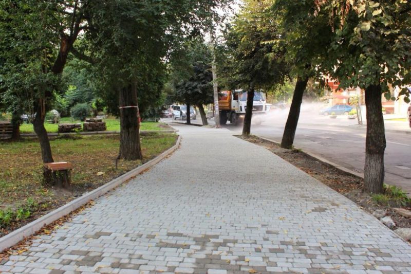 У Франківську завершують ремонт тротуару на Коновальця (ФОТО)