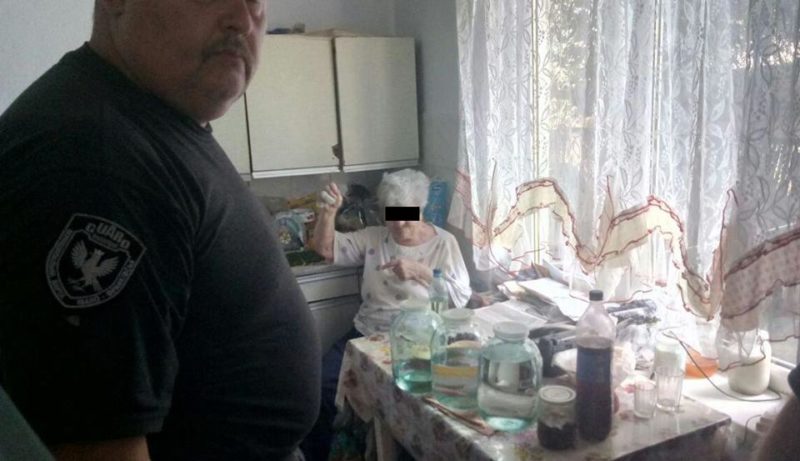 У приміському селі викрили пенсіонерку, котра торгувала нелегальним алкоголем (ФОТОФАКТ)