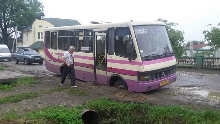 У Болехові на автошляху державного значення автобус застряг у ямі (ФОТОФАКТ)