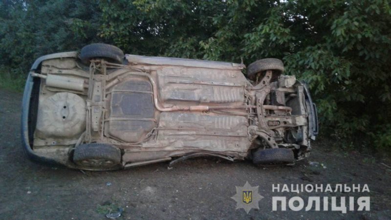 Смертельна ДТП на Франківщині: автівка на швидкості врізалась у дерево (ФОТО)