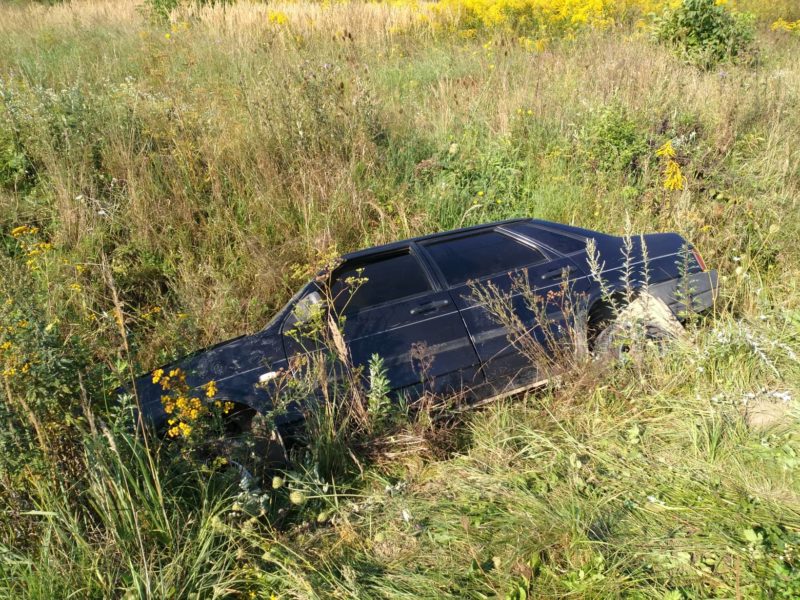 Поблизу Франківська ВАЗ вилетів з дороги, є травмовані (ФОТО, ОНОВЛЕНО)