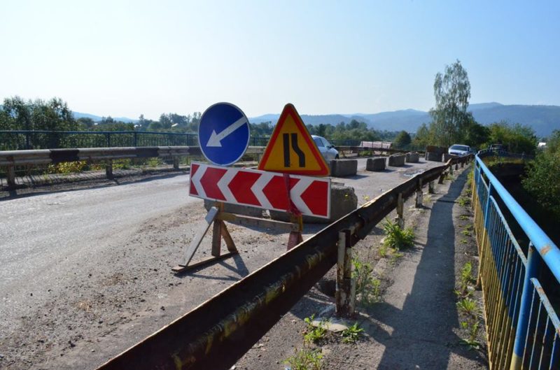 На Франківщині ремонтують один з найпроблемніших автомобільних мостів області (ФОТО)