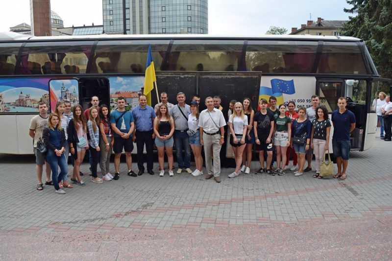 Франківська молодь вирушила до Польщі, аби впорядкувати могили українців (ФОТО)