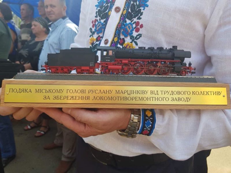 Мер Франківська отримав нагороду від колективу локомотиворемонтного заводу (ФОТО)