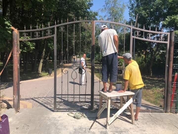 У міському парку відреставрували ворота зі сторони БАМу (ФОТО)
