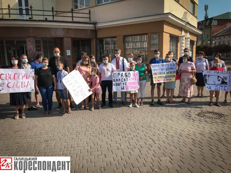 У Франківську мешканці Тролейбусної прийшли протестували під ратушею (ФОТО)