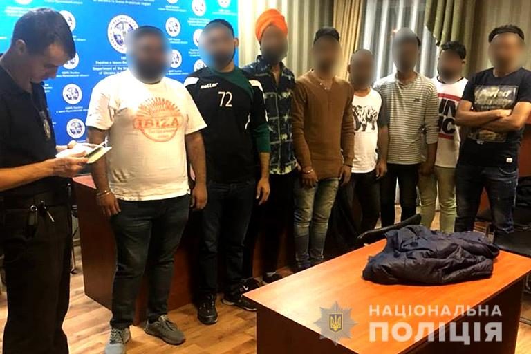 У Франківську затримали вісім нелегалів з Індії (ФОТО)