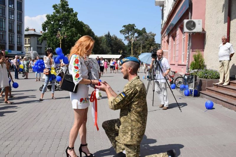 В самому серці Франківська десантник освідчився своїй коханій (ФОТО)
