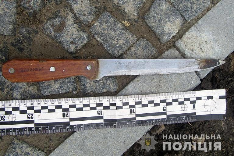 У центрі Франківська п’яний чоловік порізав ножем перехожого (ФОТО)
