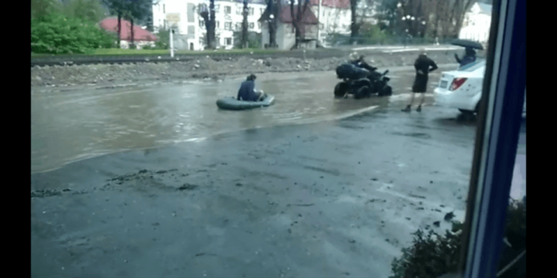 По затопленій вулиці Яремче чоловіки катались на надувному човні (ВІДЕО)