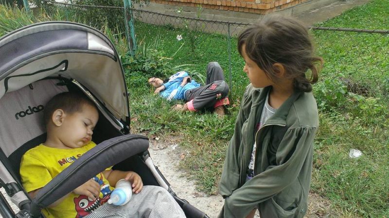 На Косівщині п’яна матір спала на узбіччі, поки малі діти грались біля неї (ФОТО)