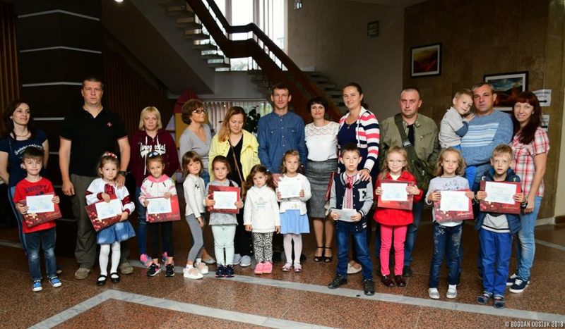 У Франківську дітям учасників війни вручили сертифікати на шкільне приладдя (ФОТО)