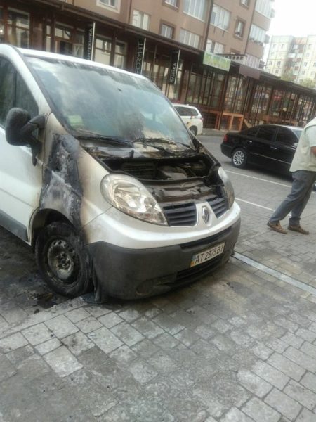 Біля “Арсену” вранці підпалили авто (ФОТО)
