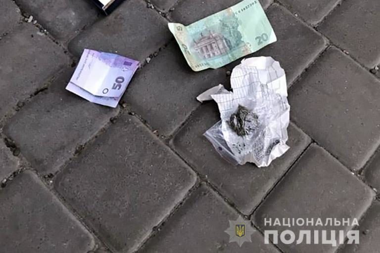 У Калуші 32-річного чоловіка затримали при збуті наркотиків (ФОТОФАКТ)