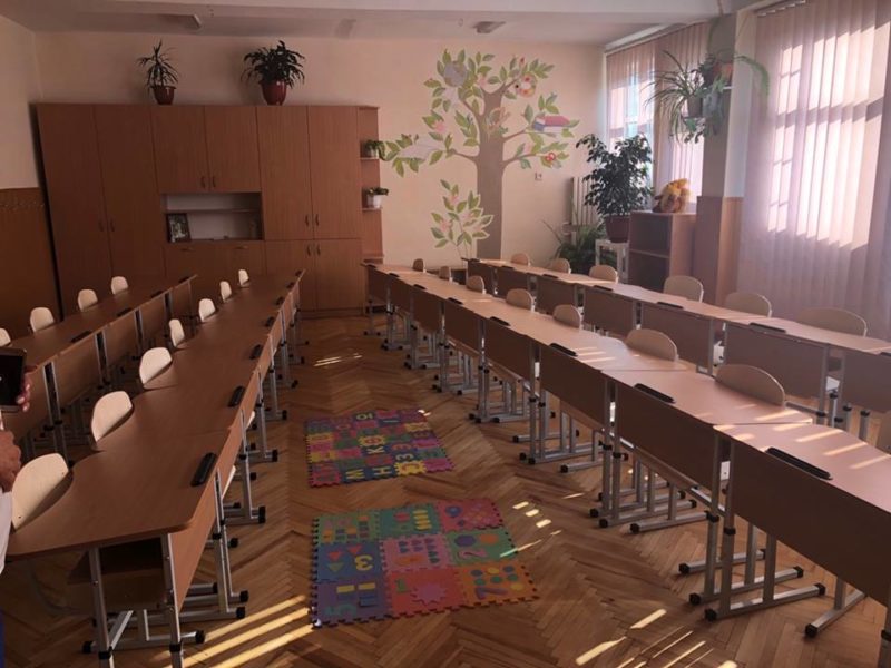 Одна з найбільших шкіл міста отримала меблі для “Нової української школи” (ФОТО)