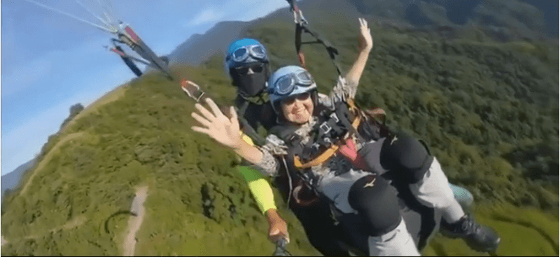 93-річна тайванка стрибнула з парашутом (ВІДЕО)