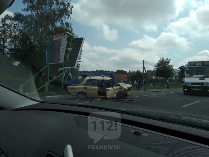 ДТП у Надвірній: зіткнулися мікроавтобус і автівка (ФОТОФАКТ)