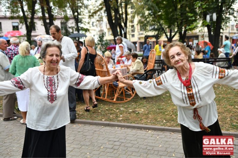 Крісла-гойдалки, солодощі та запальні танці. Як франківські пенсіонери святкують День Незалежності (ФОТО)