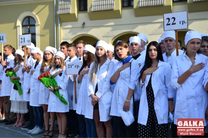 Тисячу майбутніх медиків посвятили у студенти медуніверситету (ФОТО)
