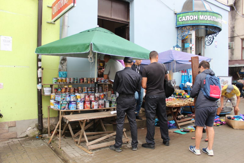 У центрі міста “муніципали” вперше вилучили крам у незаконних торговців (ФОТОФАКТ)