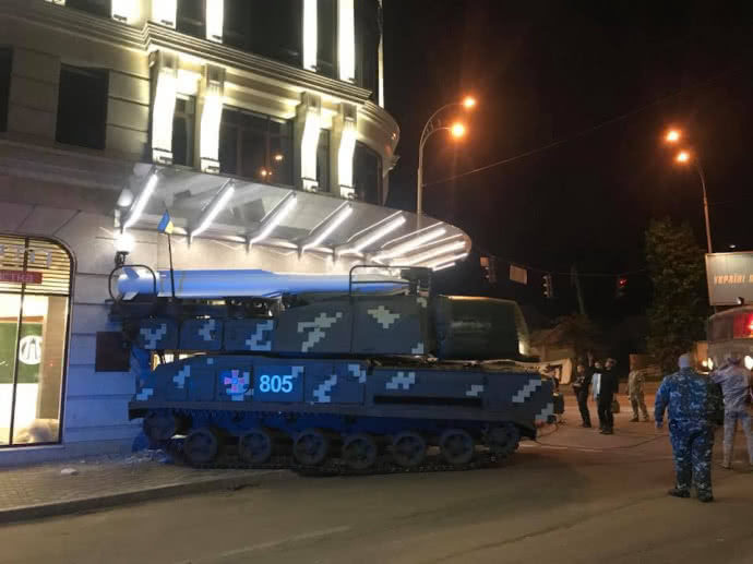 Парад до Дня Незалежності: Військова техніка протаранила бізнес-центр на Подолі (ВІДЕО)