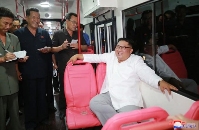Кім Чен Ин проінспектував новий північнокорейський трамвай з салоном ніжно-рожевого кольору (фото)