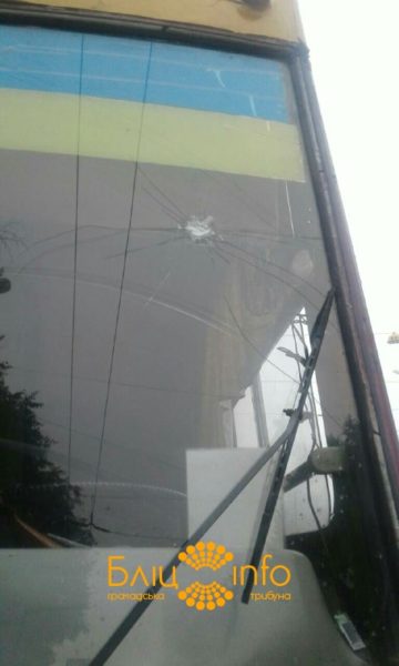 На пасічнянському мості обстріляли тролейбус (ФОТО)