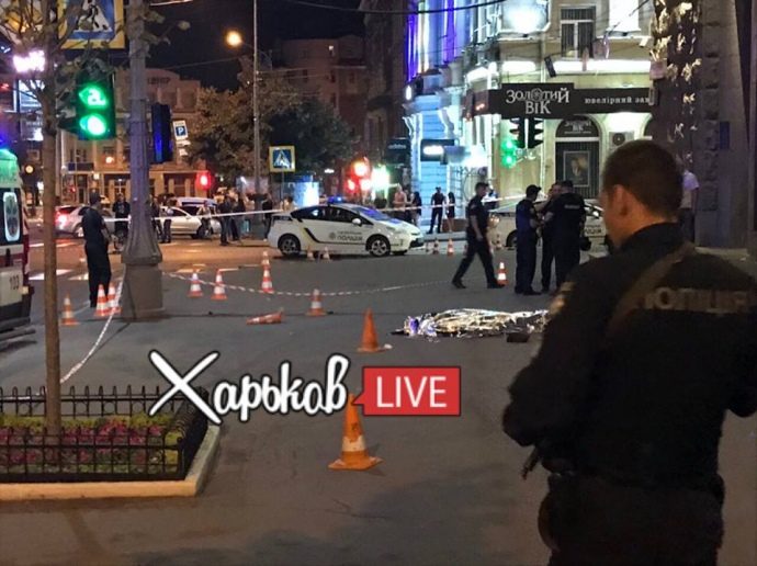 На мерію Харкова скоєно напад: застрелений поліцейський, є поранені (ВІДЕО)