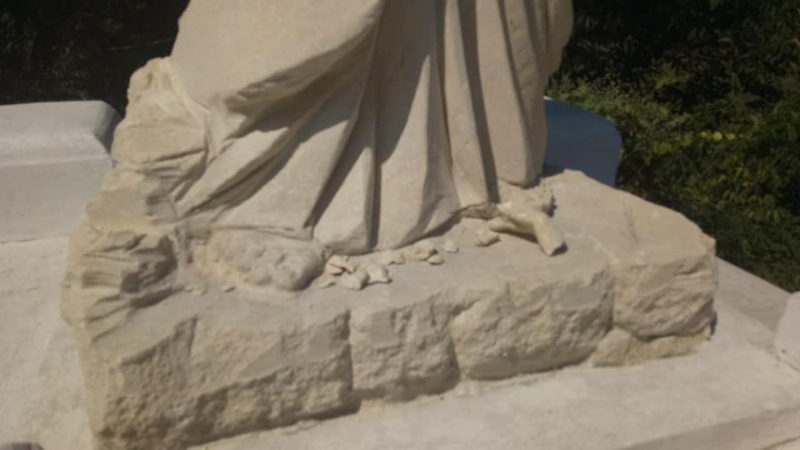 У Галичі вандали потрощили статую Христа Спасителя (ФОТО)