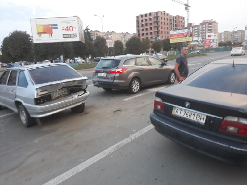 На Надрічній водій BMW розбив дві чужі машини, свідки кажуть, що він п’яний (ФОТО, ВІДЕО)
