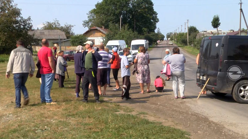 Село на Коломийщині без попередження залишили без газу – мешканці перекрили дорогу (ВІДЕО)