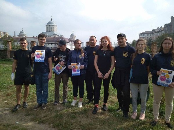 Франківці долучились до міжнародної акції «Всесвітній день прибирання» в Україні (ФОТО)