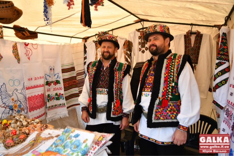 Запальні музики, колоритний одяг і весілля: у Франківську триває фестиваль гуцульської культури (ФОТО)