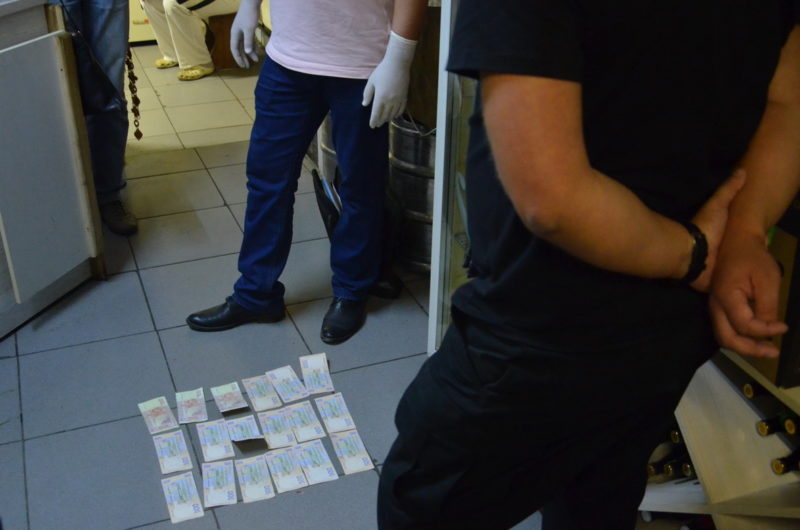 СБУ затримала на хабарі одного з керівників патрульної поліції Прикарпаття (ФОТО)