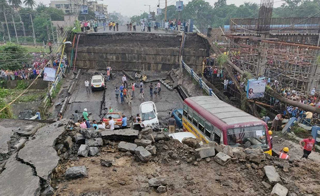 В Індії обвалився автомобільний міст, є жертви (ФОТО, ВІДЕО)