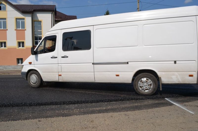 Дорожники області скаржаться, що керманичі псують свіжий асфальт на автошляху національного значення (ФОТО)