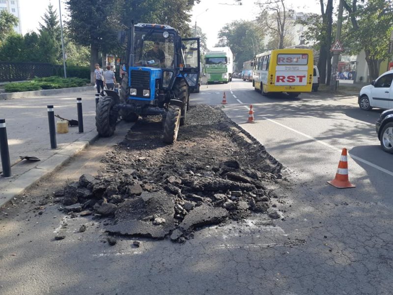 На вулиці Вовчинецькій почали ліквідовувати недоліки на дорозі (ФОТО)