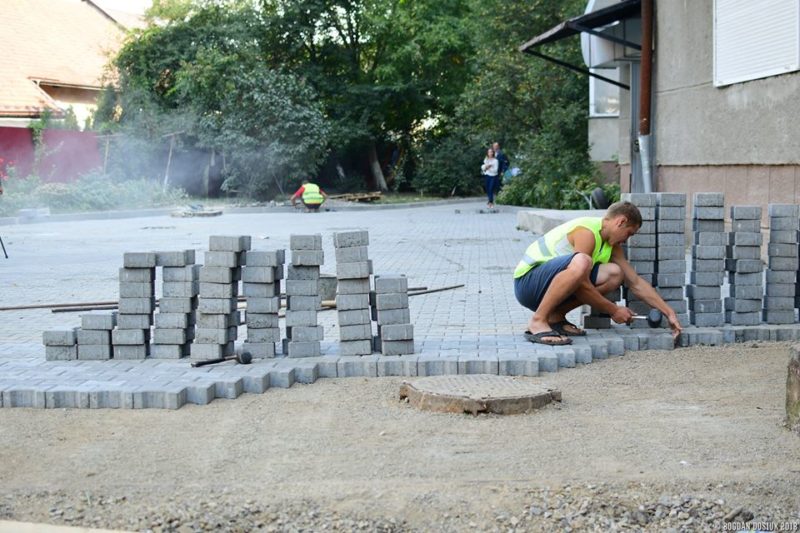 Черговий двір почали ремонтувати на Чорновола (ФОТО)