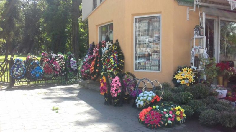 Перед поминальними днями ПЦУ закликає прикарпатців відмовитись від штучних квітів на кладовищах