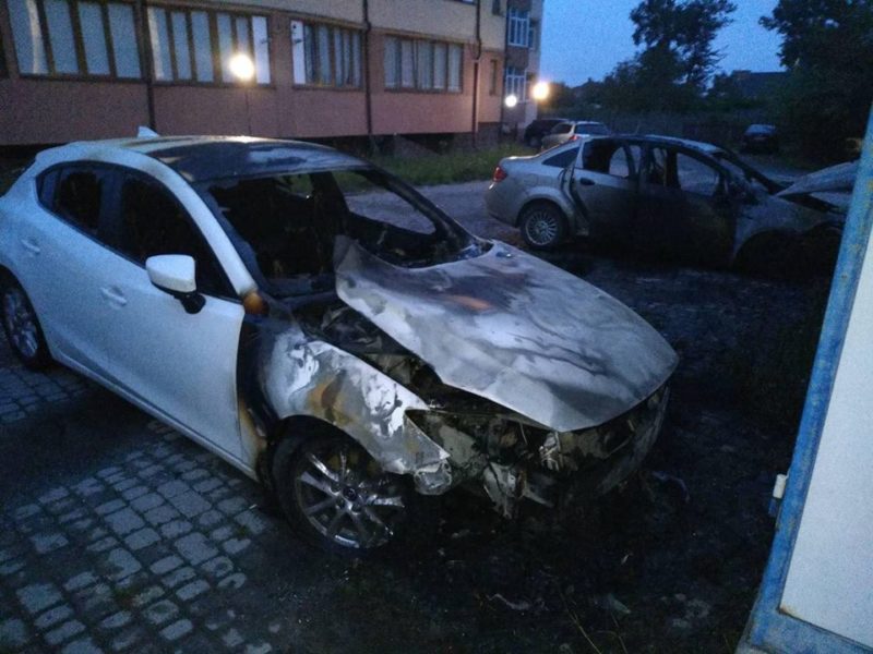 Вранці у Франківську вщент згоріли дві автівки, ще дві – пошкоджені (ФОТОФАКТ)
