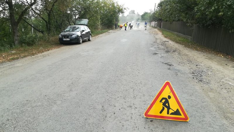 У селі під Франківськом люди самостійно взялися ремонтувати дорогу (ФОТО)