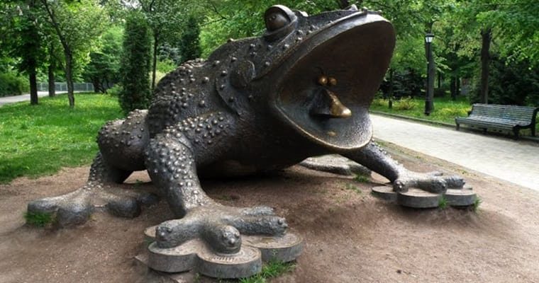 Марцінків дав доручення встановити у місті пам’ятник жабі, що “душить” людей