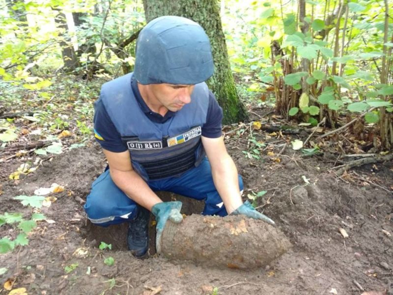 Прикарпатські піротехніки знищили два артилерійські снаряди (ФОТО)