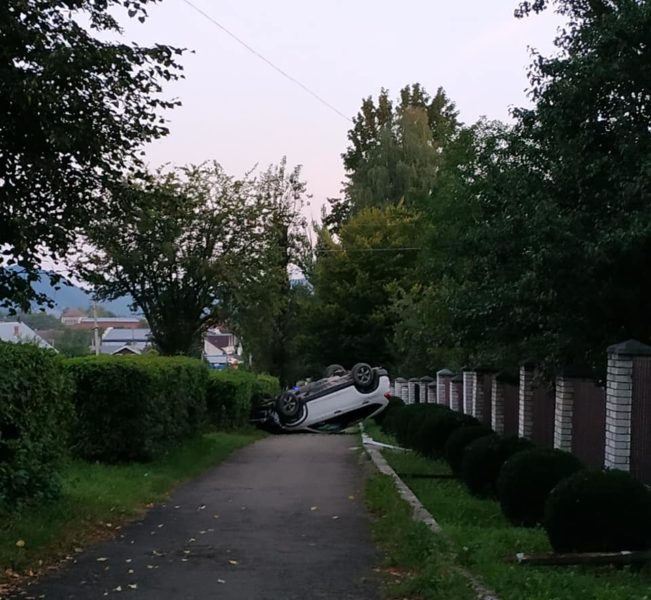 У Надвірній “Хонда” дахом “припаркувалася” на тротуарі (ФОТО)