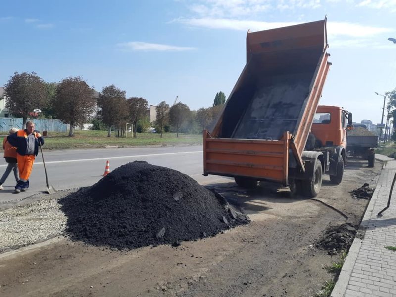 На Надрічній ремонтують пошкоджені ділянки дорожнього покриття (ФОТО)