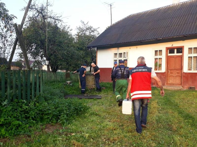 Калуські рятувальники витягнули жінку, яка впала у криницю (ФОТО)