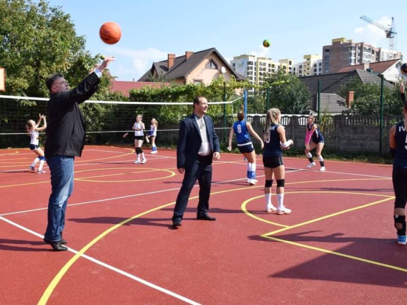 Ще одна франківська школа отримала новий спортивний майданчик (ФОТО)