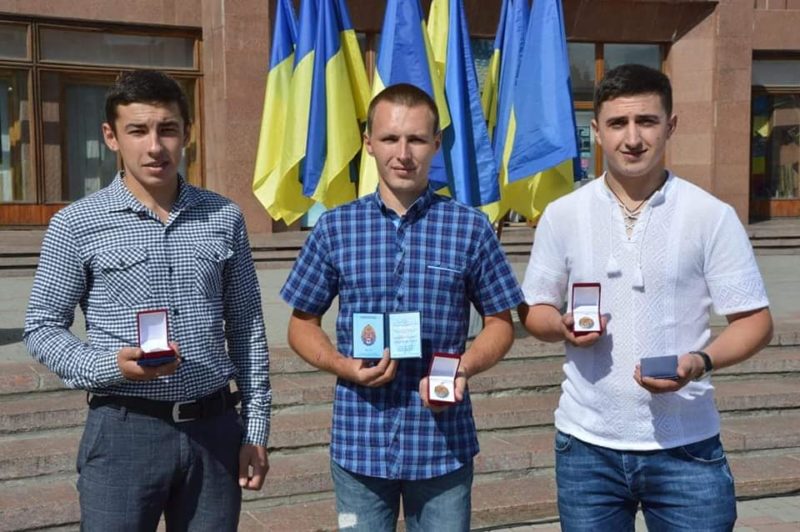 У Франківську відзначили двох молодиків, котрі взимку врятували чоловіка від смерті (ФОТО)