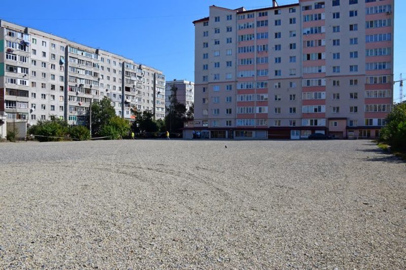 У Франківську взялися за облаштування мультиспортивного майданчика (ФОТО)